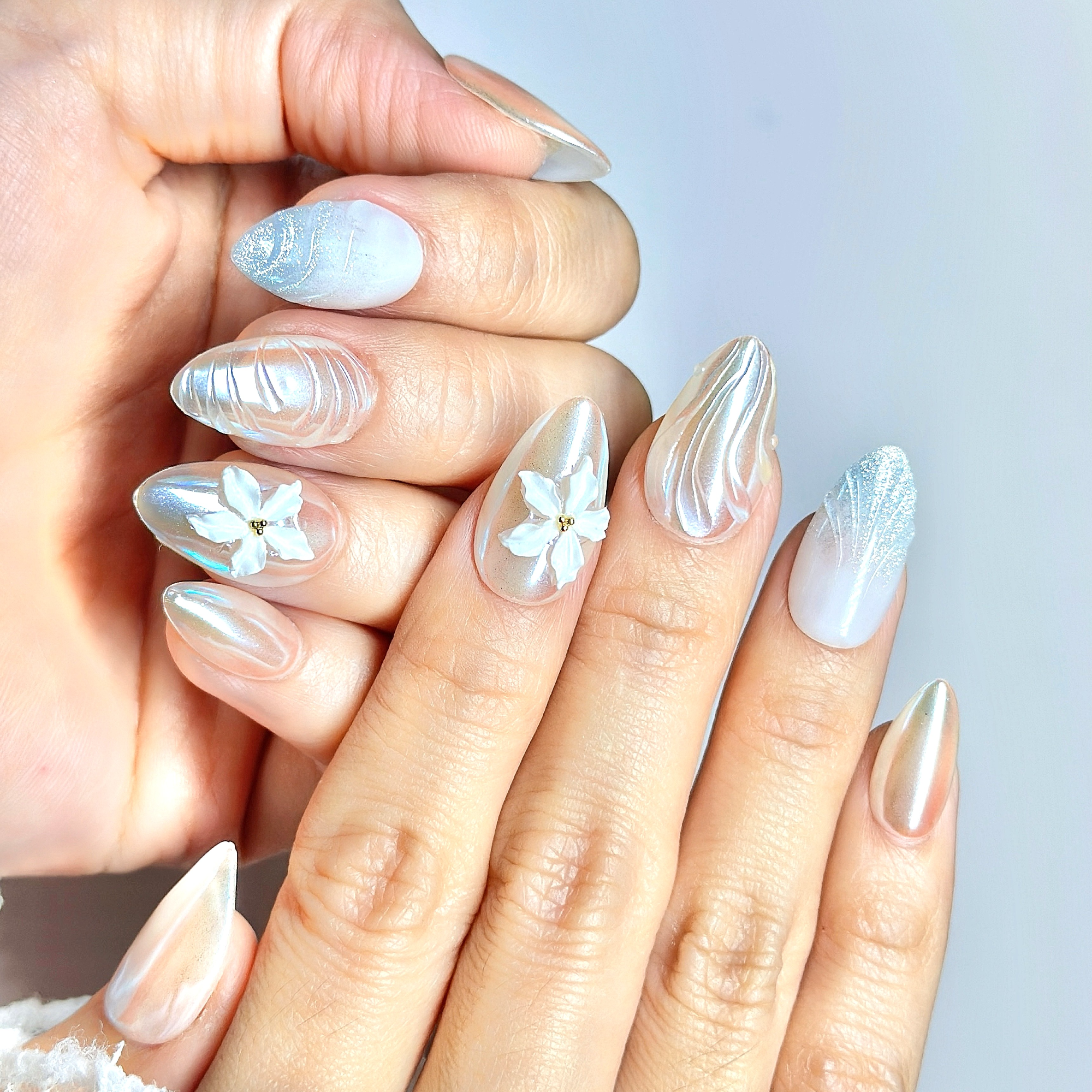 White Floral Press-On Nails | Short Almond Pearl Bridal Nails with 3D Flower – Hand-Painted Gel Reusable Set (30 Nails, 15 Sizes)