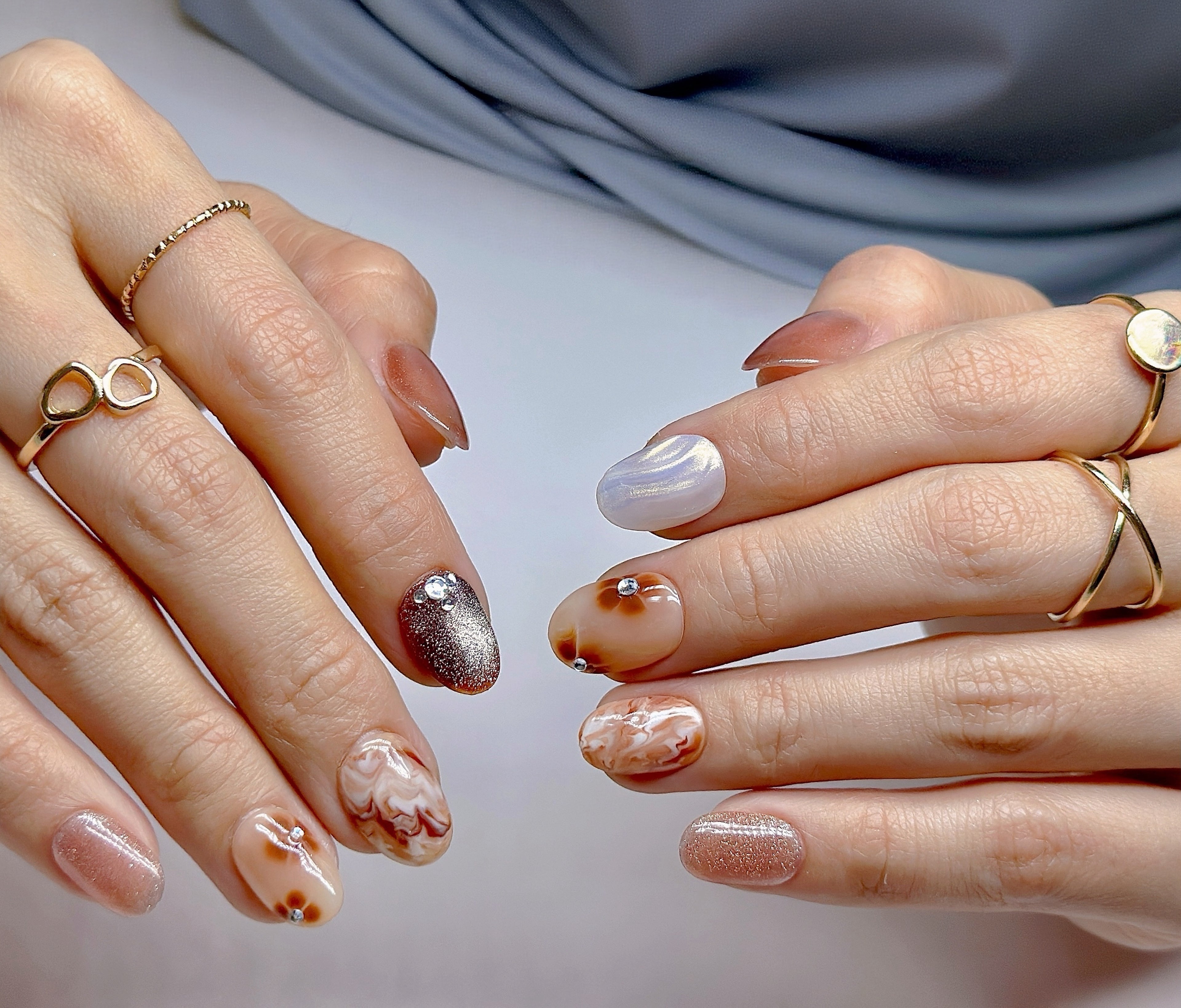Café de Pearl – Short Oval Press-On Nails ☕✨ | Marble Swirl, Chrome Shimmer & Nude Brown Set| Hand-Painted Gel Reusable Set, 30 Nails, 15 Sizes