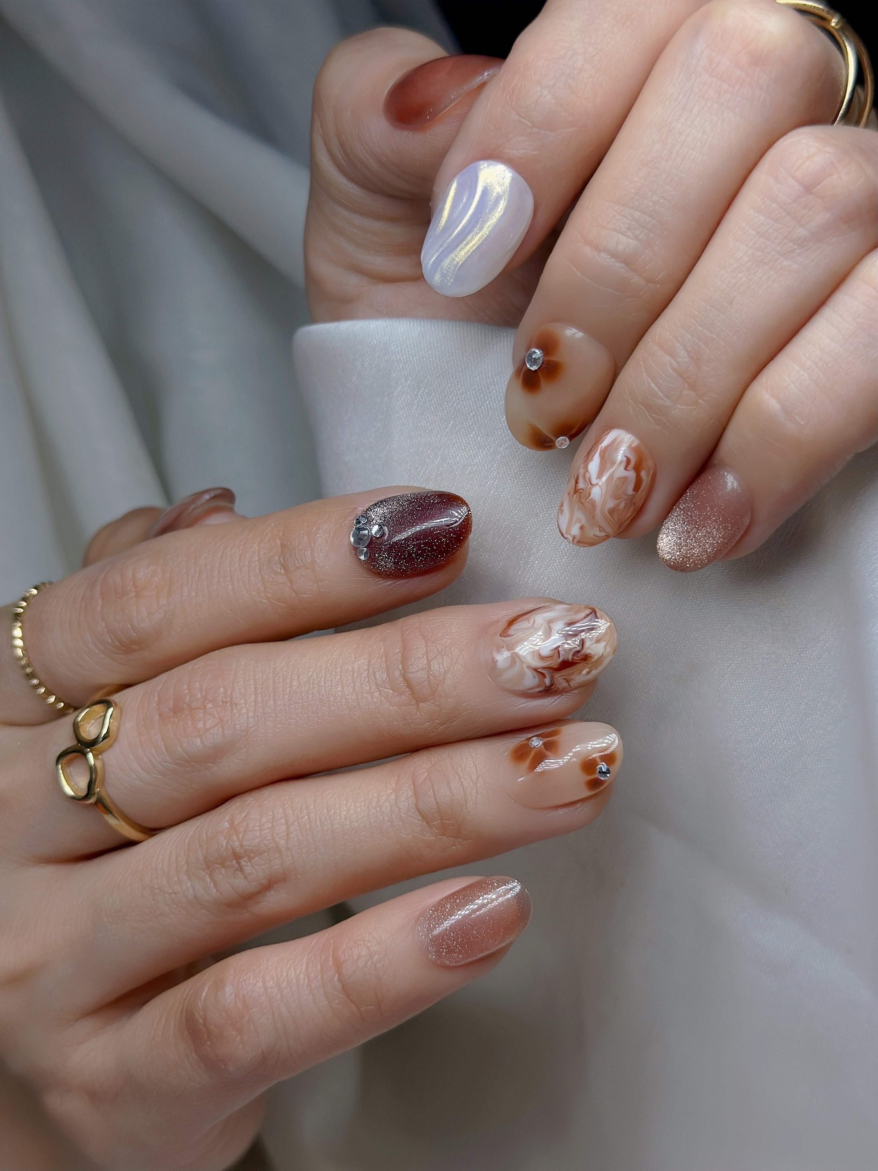 Café de Pearl – Short Oval Press-On Nails ☕✨ | Marble Swirl, Chrome Shimmer & Nude Brown Set| Hand-Painted Gel Reusable Set, 30 Nails, 15 Sizes