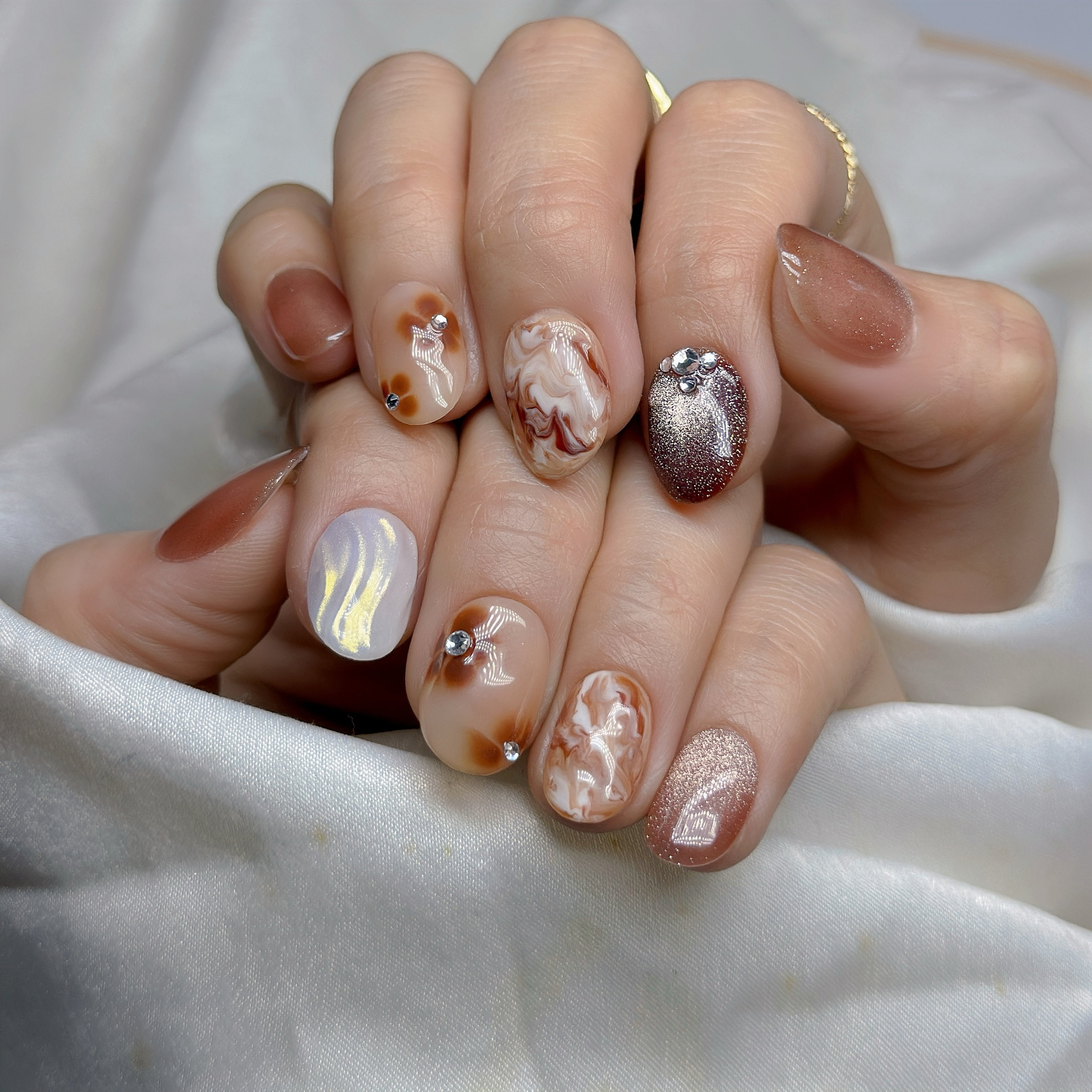 Café de Pearl – Short Oval Press-On Nails ☕✨ | Marble Swirl, Chrome Shimmer & Nude Brown Set| Hand-Painted Gel Reusable Set, 30 Nails, 15 Sizes