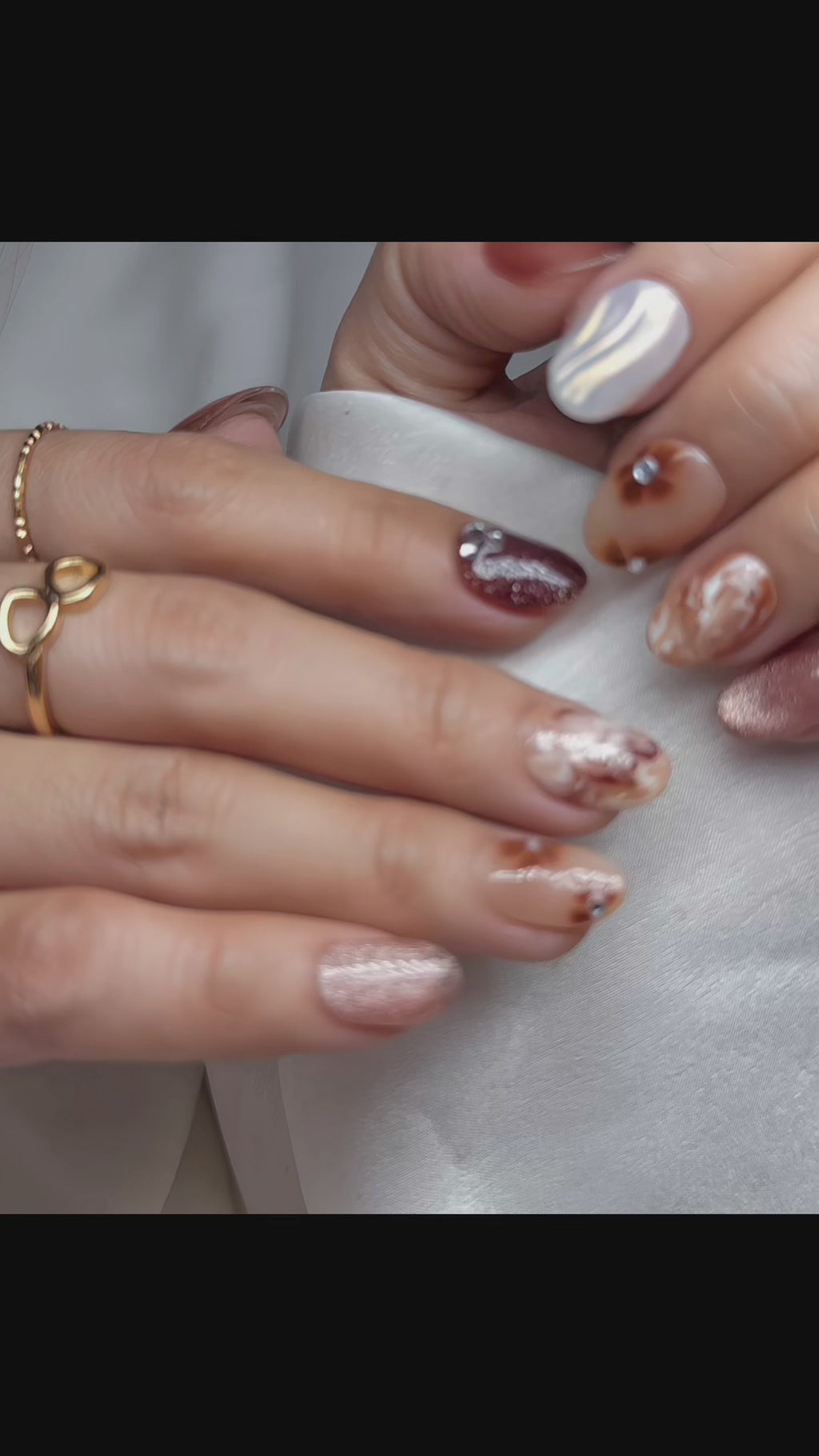 Café de Pearl – Short Oval Press-On Nails ☕✨ | Marble Swirl, Chrome Shimmer & Nude Brown Set| Hand-Painted Gel Reusable Set, 30 Nails, 15 Sizes